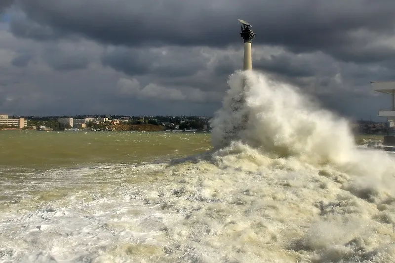 У Памятника затопленным кораблям в Севастополе шторм смыл в море девушку и подростка