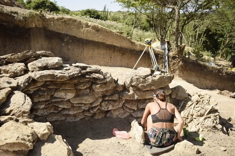 В Крымских горах археологи раскопали необычную каменную гробницу
