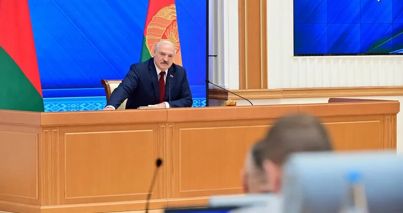 «Чай, не мальчик»: в соцсетях обсуждают странную походку Лукашенко. Видео