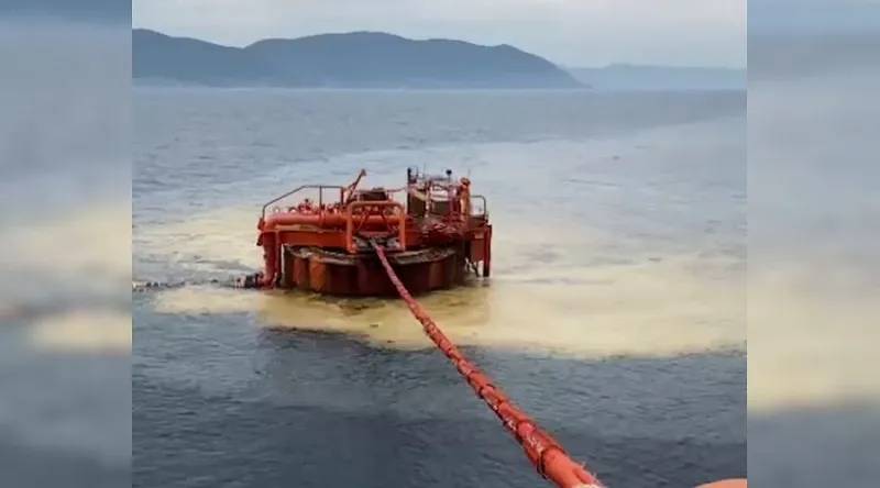 Площадь разлива нефти в Чёрном море увеличилась в 400 тысяч раз. Видео