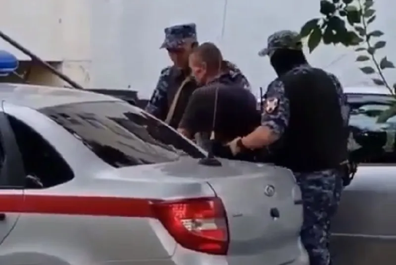 Вооруженный мужчина угрожал детям на детской площадке в Крыму