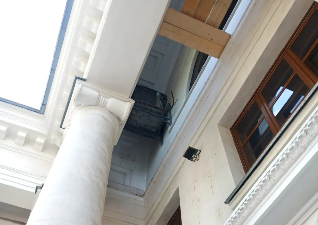 В Севастополе картины Айвазовского спасают кондиционером на фасаде исторического здания