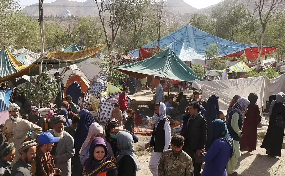 «Людей кидают в молотилки»: как и почему сотни тысяч афганцев бегут из страны