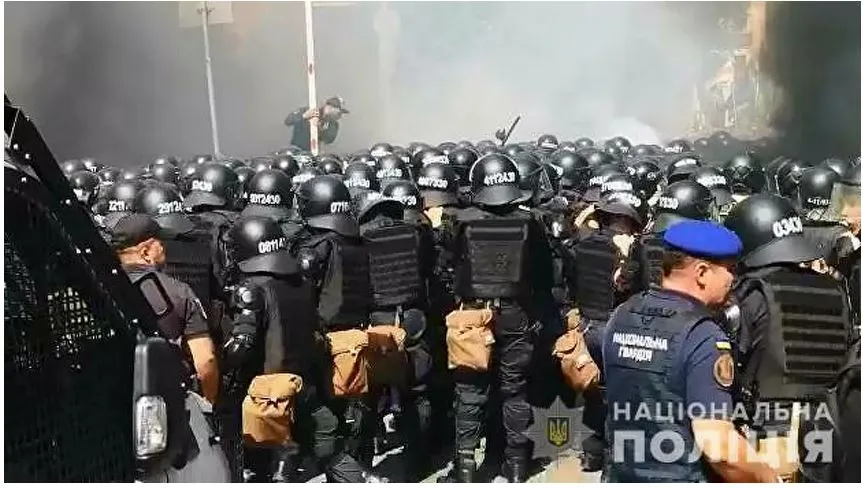 В Киеве в столкновениях с националистами пострадали семь полицейских 