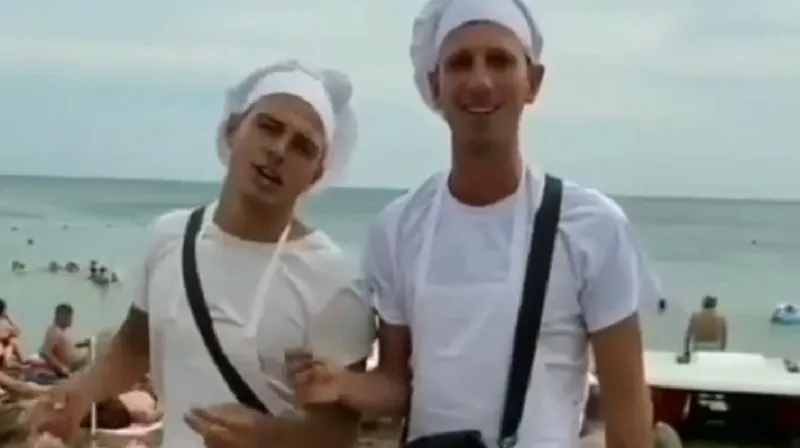 Соблазнительные торговцы устроили шоу на крымском пляже