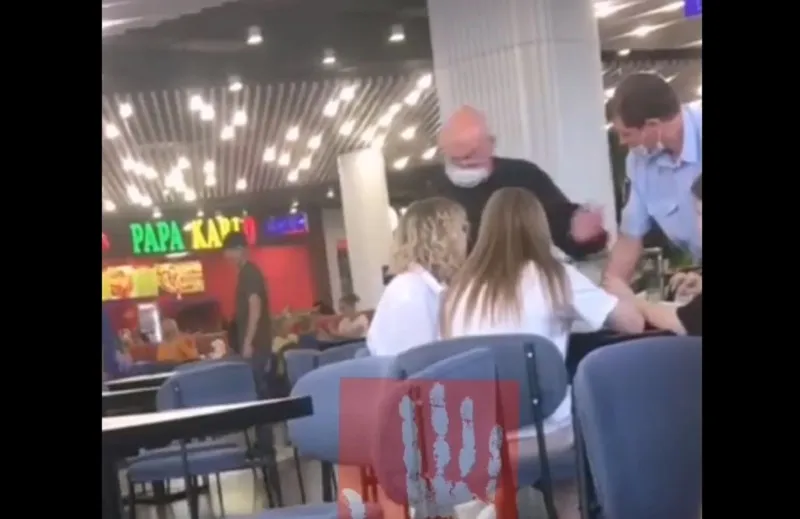 Охранник в торговом центре ударил девочку кулаком по лицу. Видео