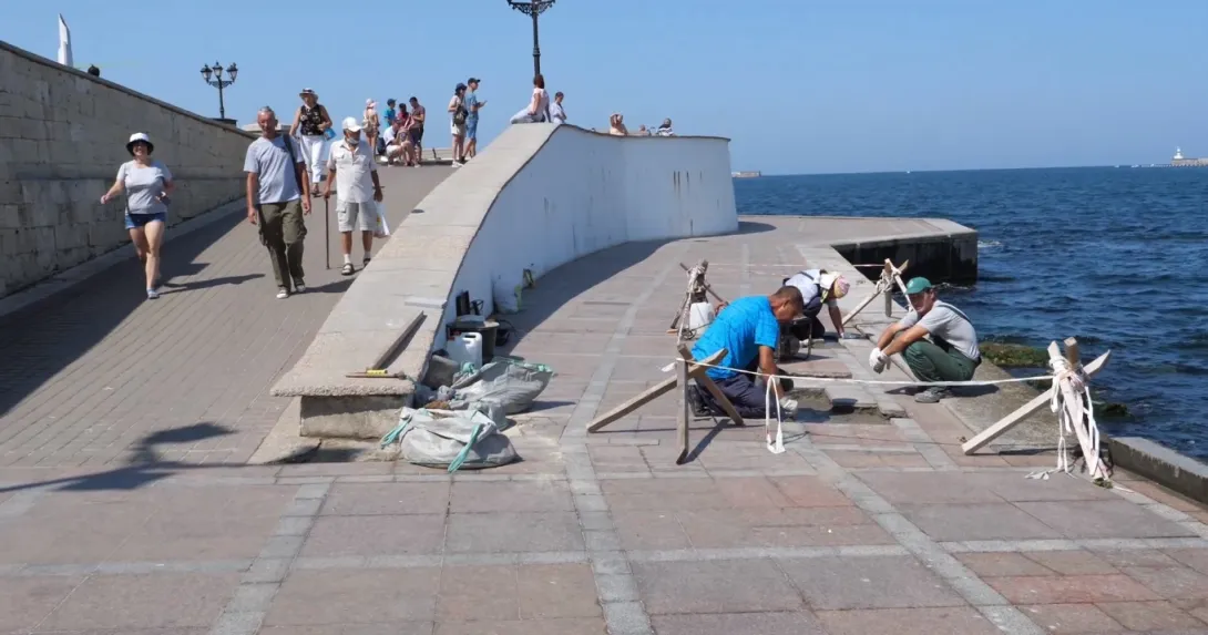 На набережной Севастополя снова стали укладывать плитку