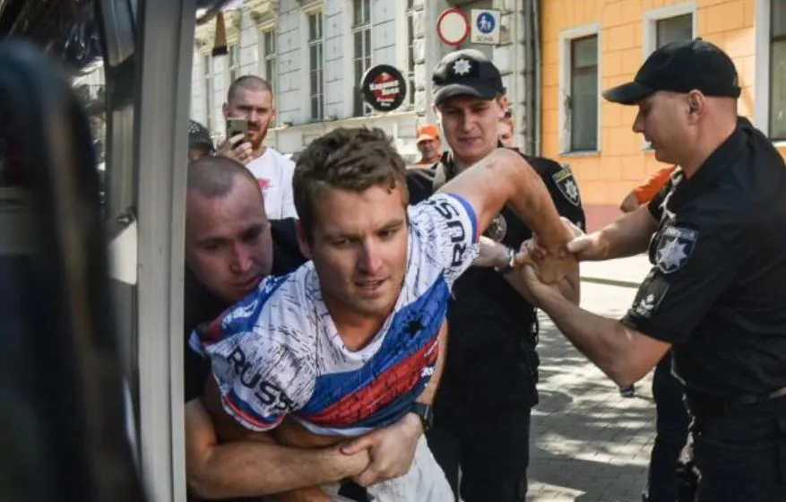 В Одессе задержали американца, гулявшего в футболке с надписью "Россия"