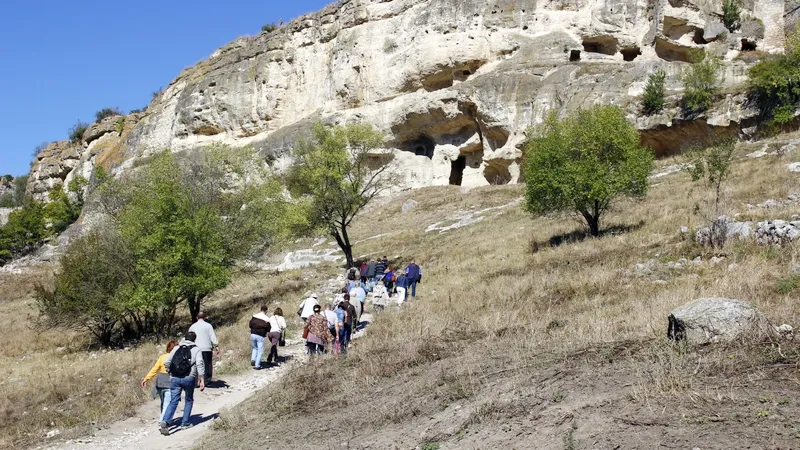 «Крымское хамство»: гиды пещерного города напали на туристов