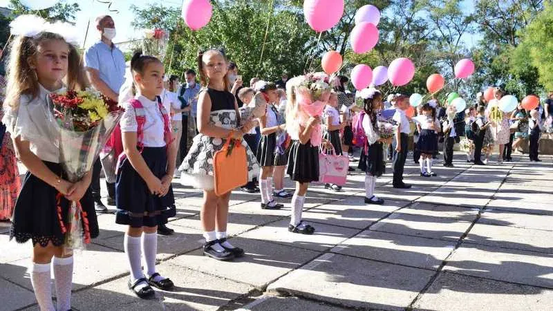 Родителей крымских школьников на линейки будут пускать по QR-кодам