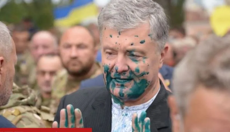 Порошенко облили зеленкой во время марша националистов в День независимости