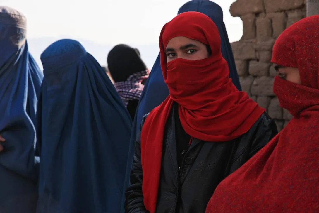 «Талибан»* запретил афганкам выходить из дома из-за «неуважения»