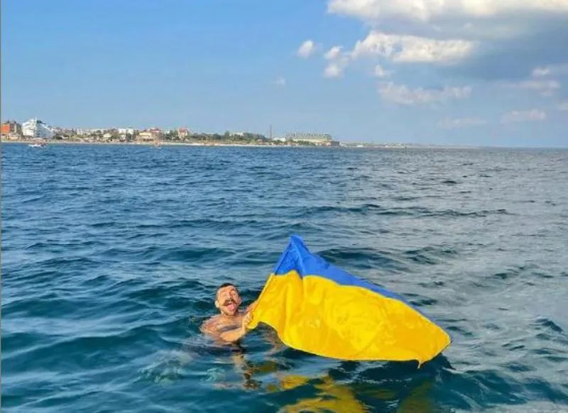 Украинский блогер устроил в Крыму переполох с чужим флагом