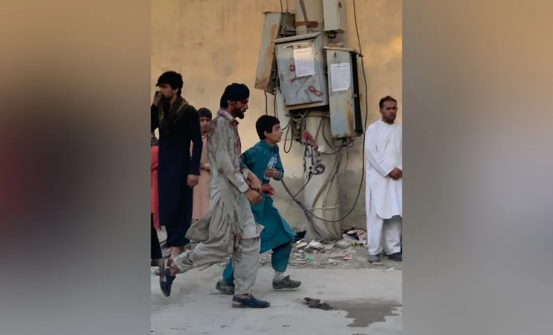 «Я видел конец света»: очевидец рассказал о терактах в Кабуле. Видео
