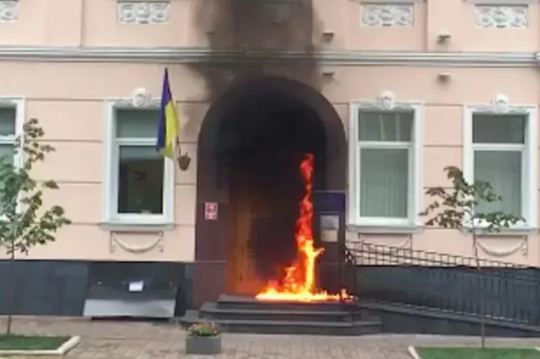 В Киеве бросили «коктейль Молотова» в офис уполномоченного по правам человека