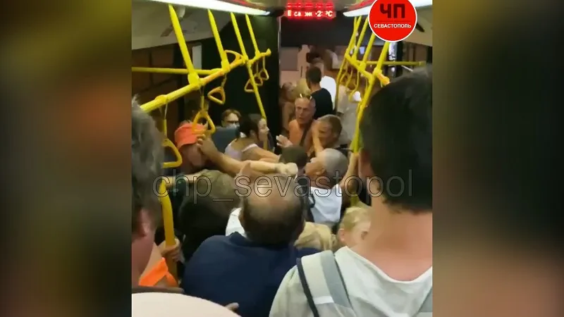 «Я тебя зарежу!». В севастопольском автобусе случилось побоище