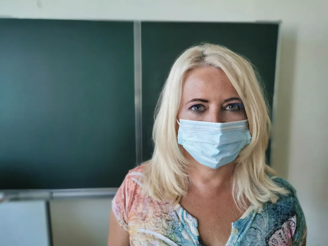 Учительница, почти не снимавшая маску, заразила полкласса коронавирусом