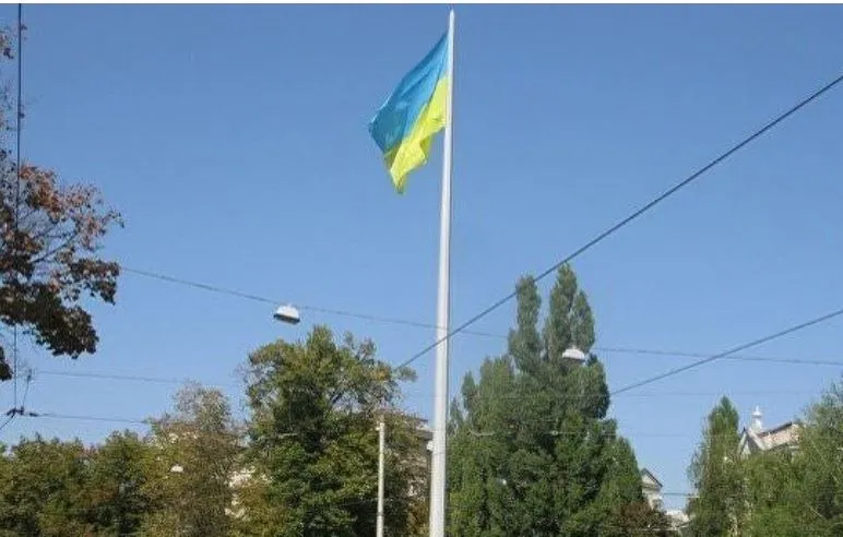 В Харькове в 102-метровый флагшток ударила молния