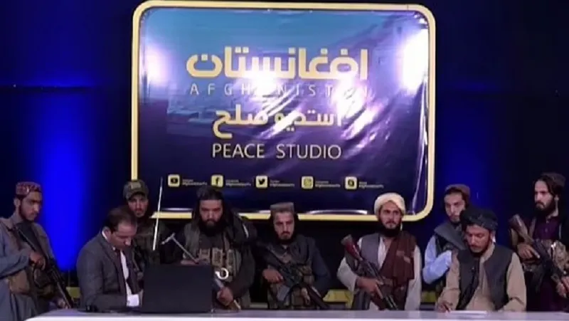 «Сюрреалистично»: окружённый боевиками ведущий призвал не бояться талибов*. Видео