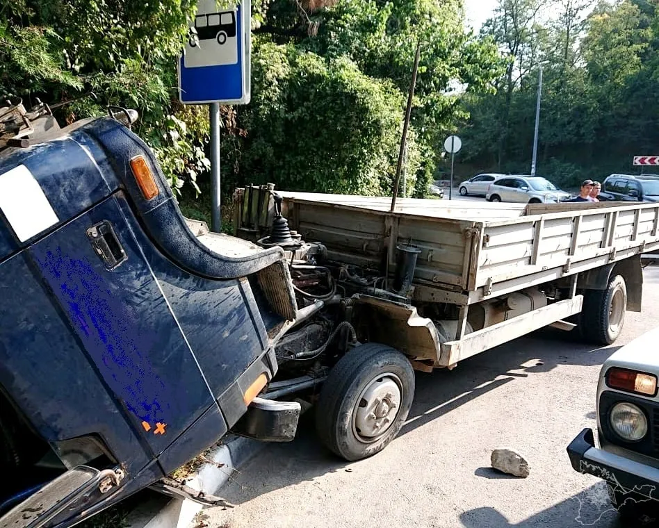 В Севастополе грузовик снесло в кювет