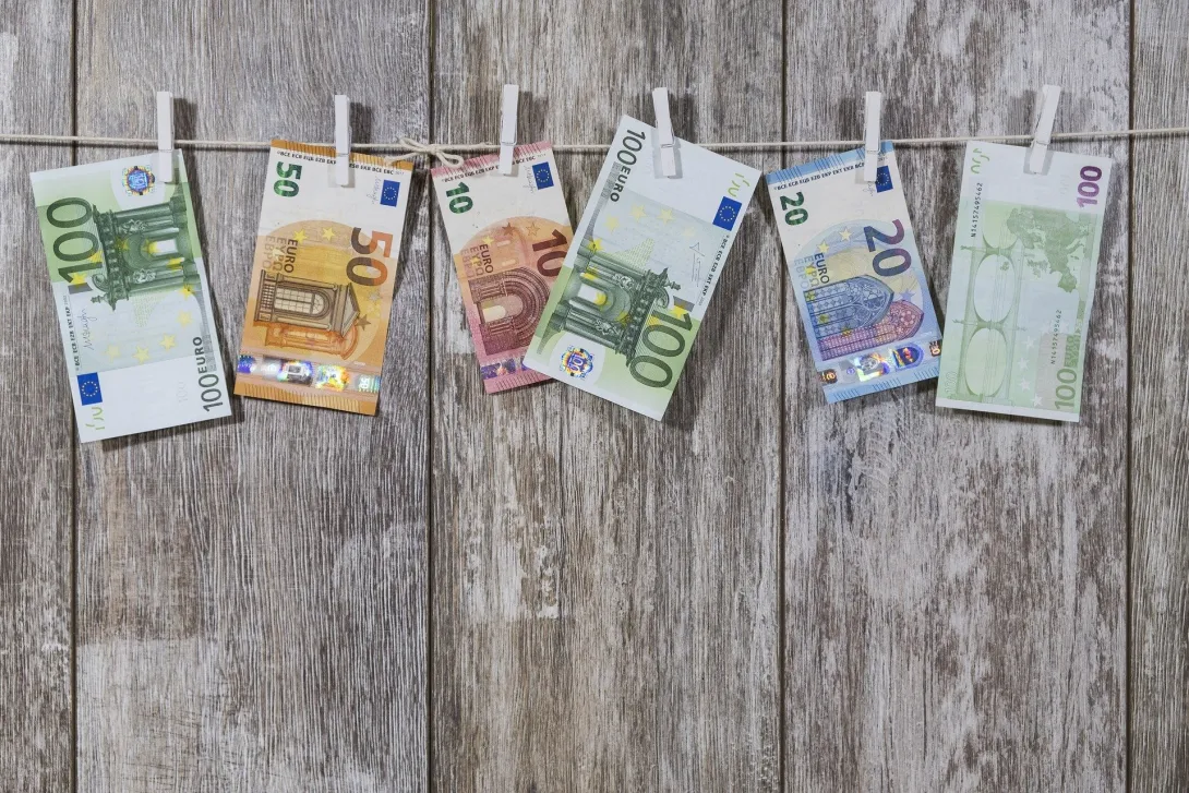 После наводнения в Германии чиновникам приходится мыть деньги