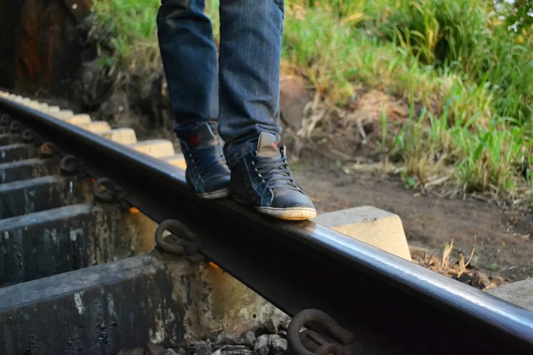 Жители Севастополя вынуждены скакать по железнодорожным путям 
