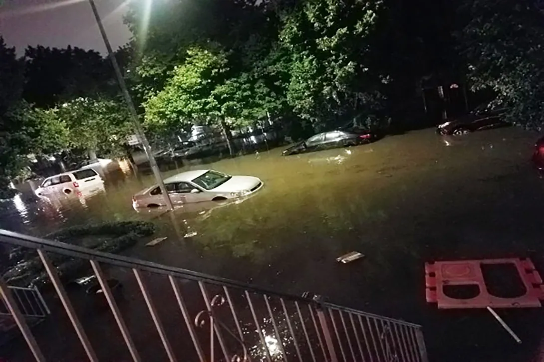 Улицы и метро Нью-Йорка затопило, погибли люди. Видео