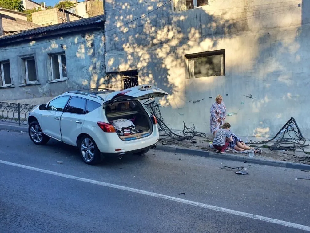 В Севастополе автомобиль снёс забор и пешехода