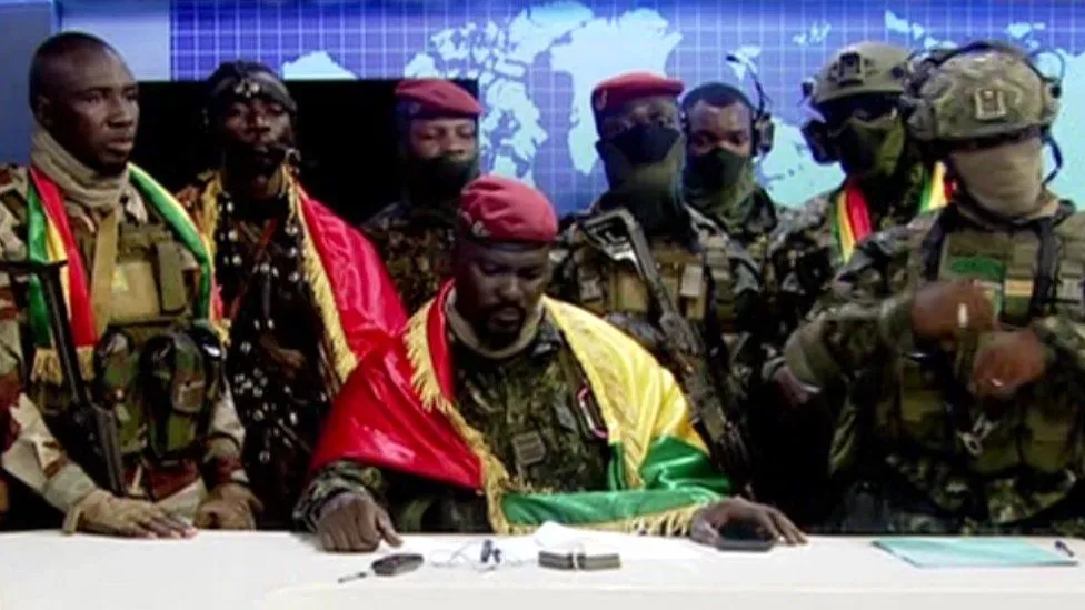Военные в Гвинее объяснили, почему они взяли в плен президента страны