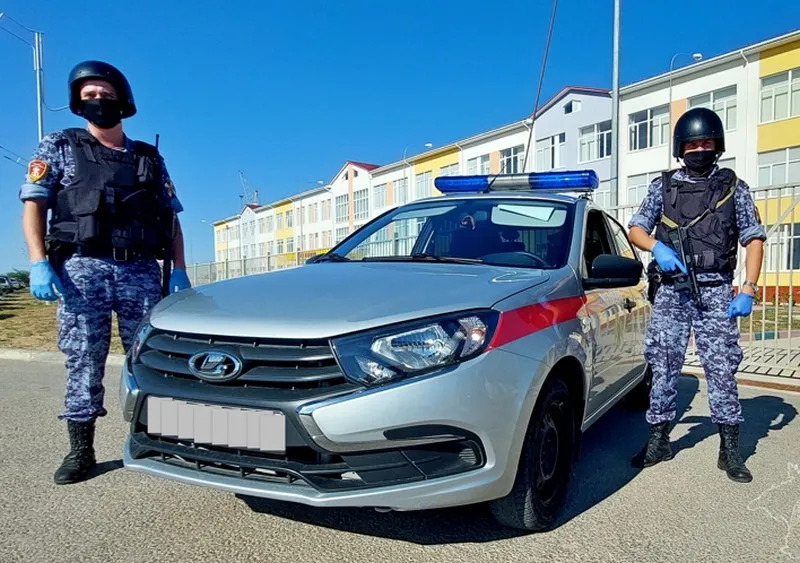 Пьяный турист с Дальнего Востока снес часть забора крымской школы