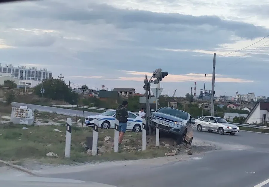 В Севастополе автоледи наскочила на железнодорожный светофор