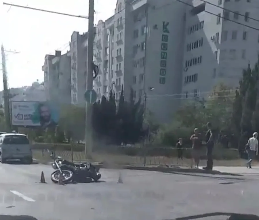 В Севастополе не разъехались автомобиль и мотоцикл