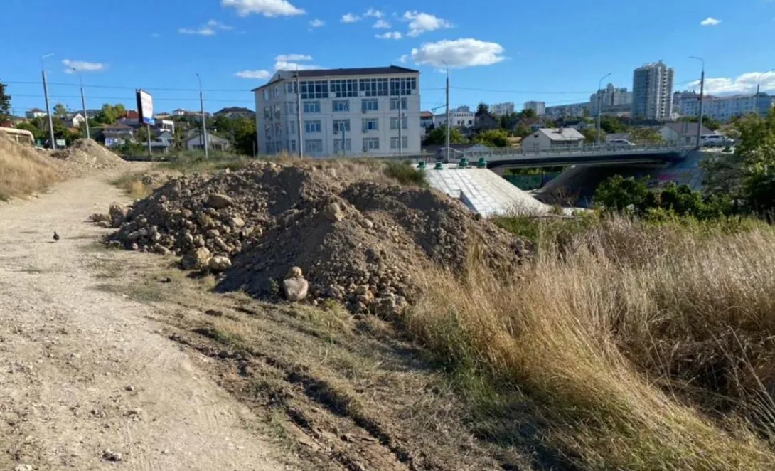 Строители водовода в Севастополе превратили в свалку Карантинную балку 