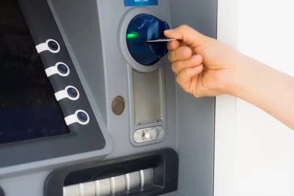 Эксперт рассказал, в каких случаях россияне обязаны вернуть снятые в банкомате деньги