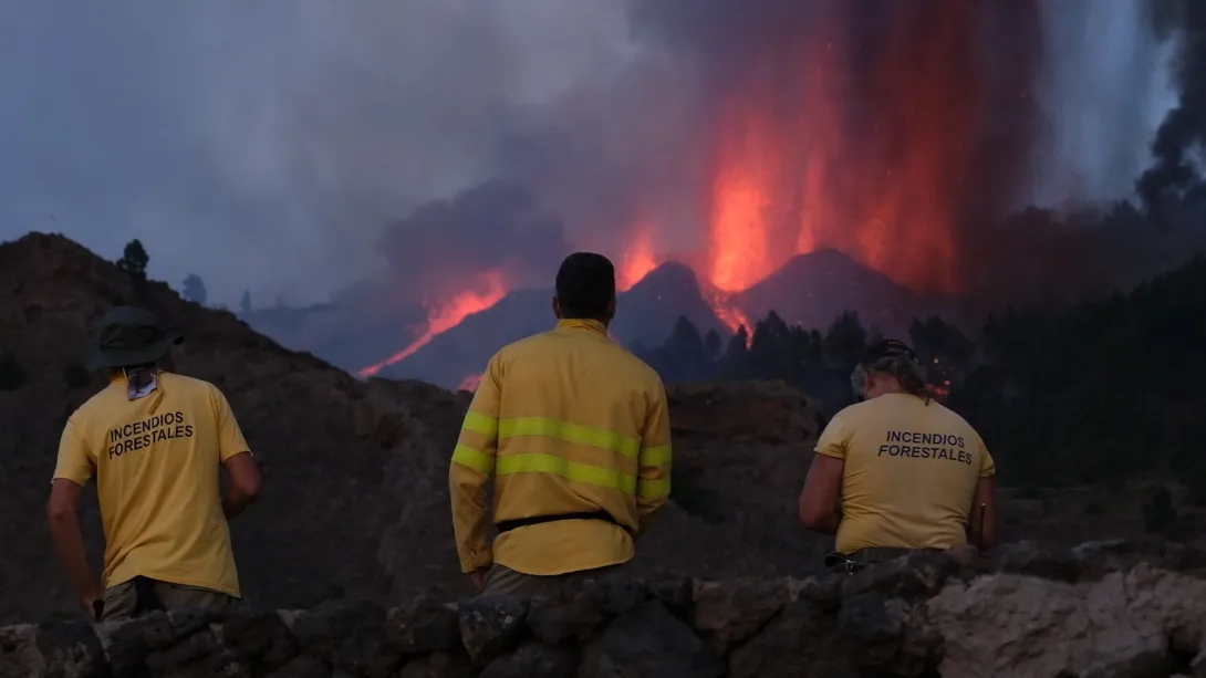 Из-за мощного извержения вулкана эвакуировали тысячи человек. Видео