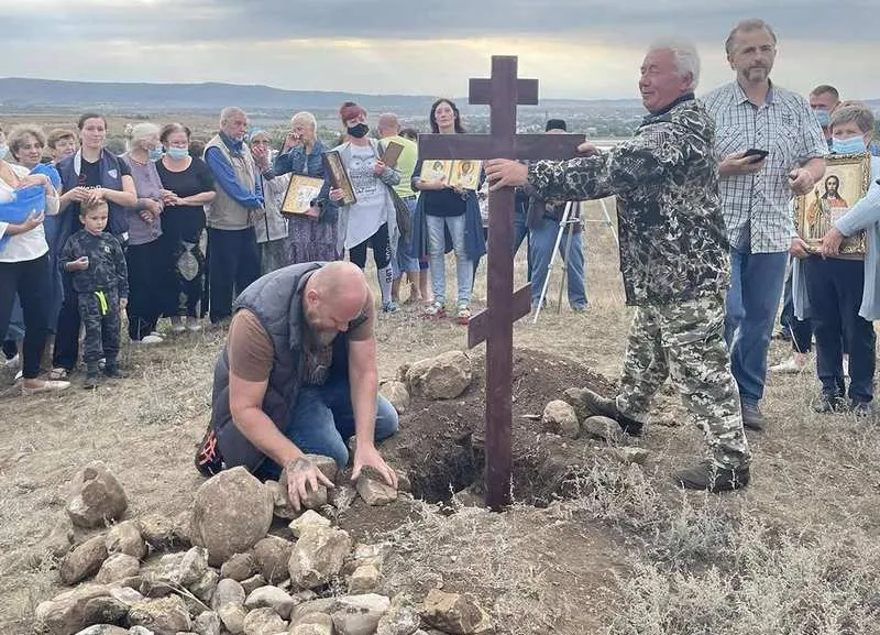 На пути южного обхода трассы «Таврида» крымчане установили поклонный крест