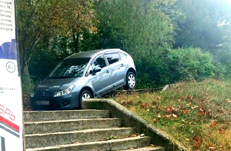 Автомобиль застрял на лестнице в Севастополе 