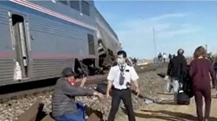 При сходе пассажирского поезда с рельсов в США пострадали более 50 человек