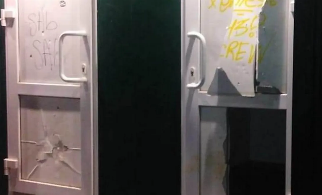 Подростки в Севастополе разгромили туалет в парке