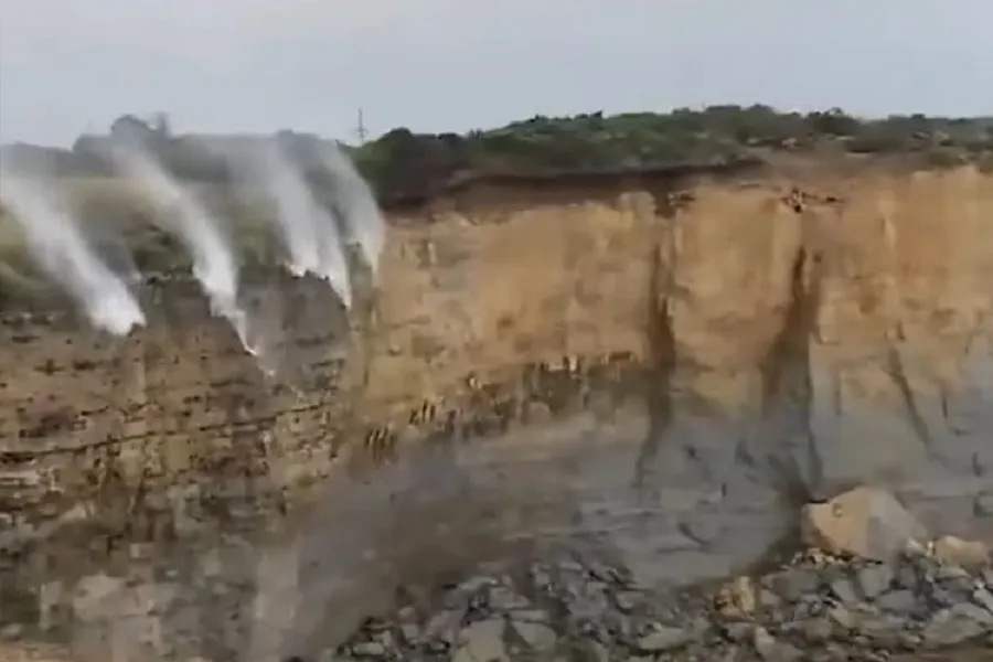 Редчайший феномен: ветер повернул водопад наверх. Видео