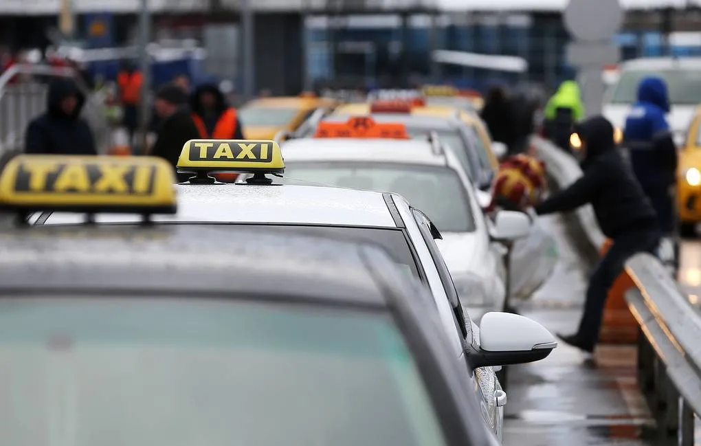 В Думу внесли проект о запрете работать в такси лицам с судимостью за тяжкие преступления 