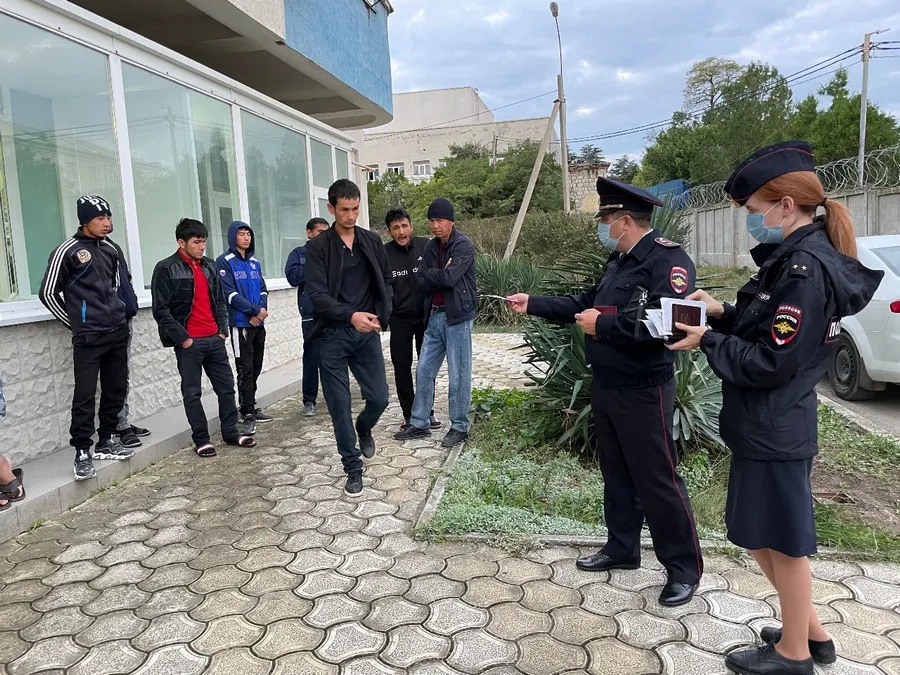 Хостел для гастарбайтеров в Севастополе проверила полиция