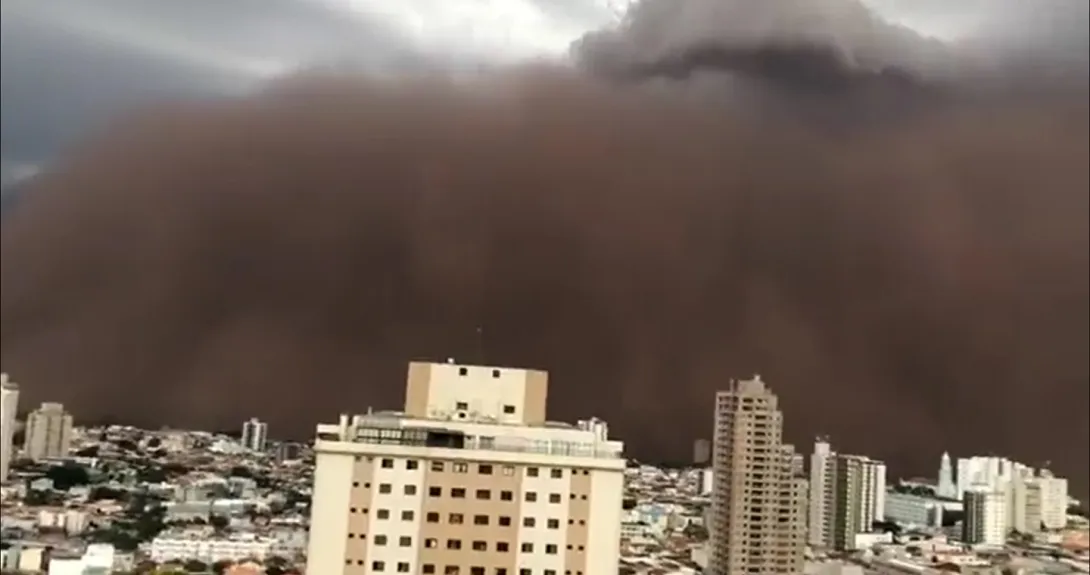 Огромная пыльная буря накрыла несколько городов. Видео