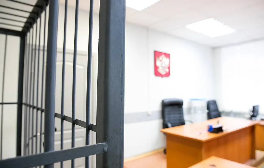 Суд арестовал на 10 суток подругу пранкера, устроившего вульгарную съемку у храма в Москве 