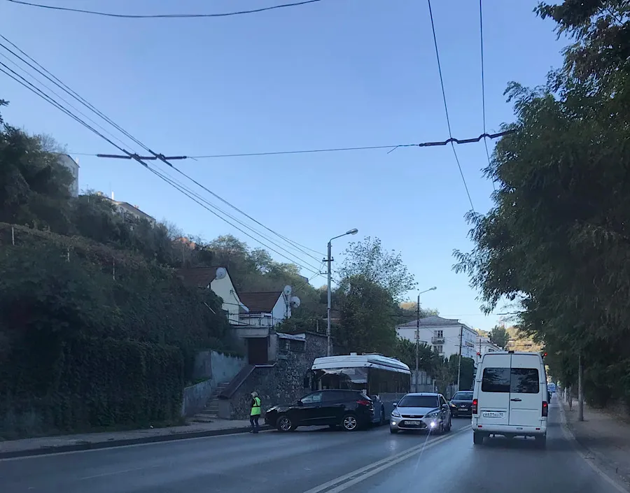 В Севастополе кроссовер «бросился» наперерез троллейбусу