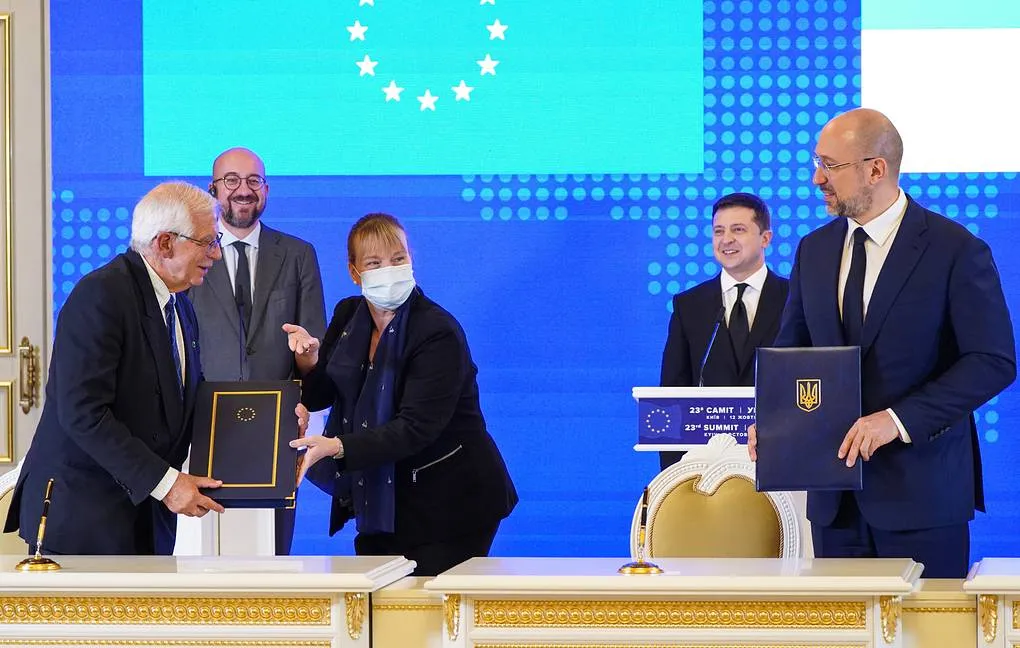 Украина и ЕС на саммите подписали соглашение об общем авиапространстве 