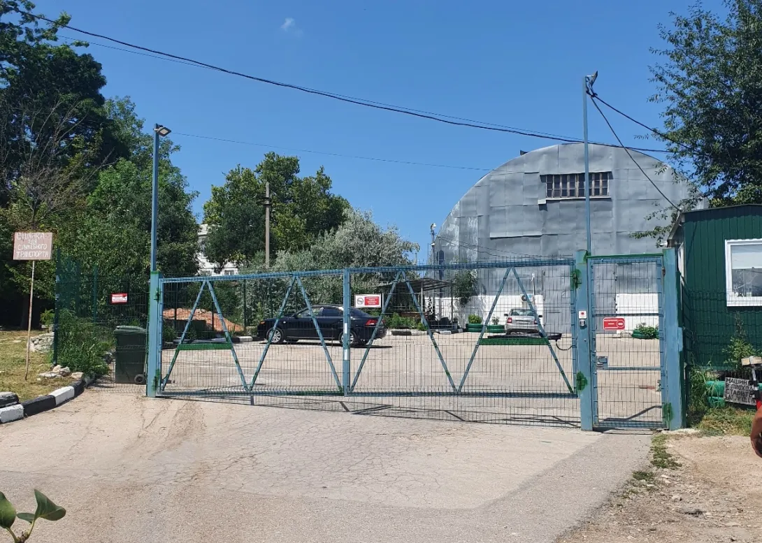 В Севастополе снесут самовольный забор и КПП 