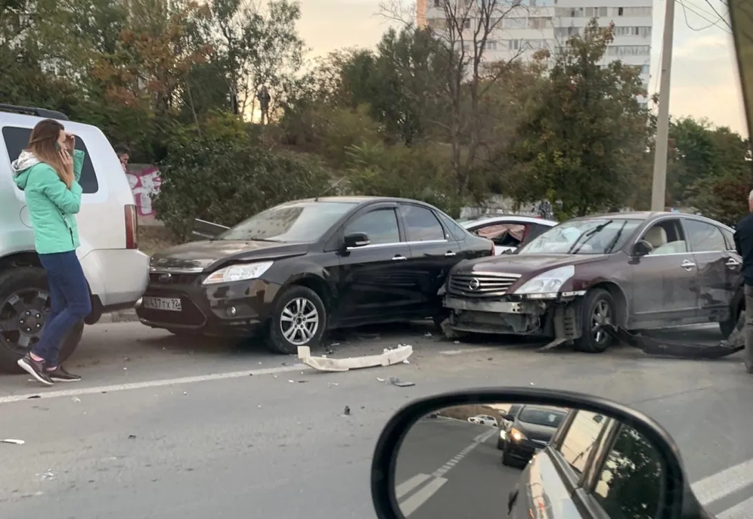 В Севастополе студентка под кайфом протаранила пять машин и дорожный знак 