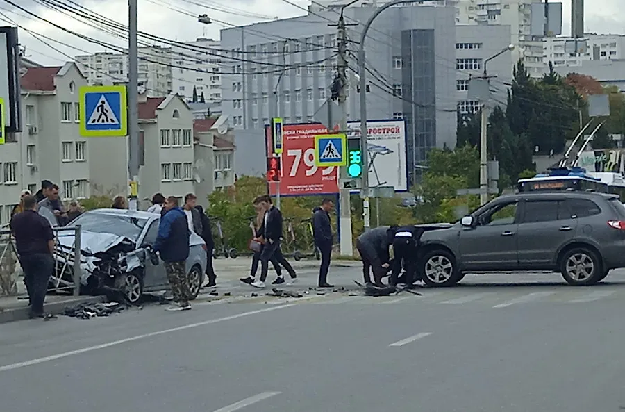 В Севастополе автомобиль от удара выкинуло на тротуар с пешеходами 