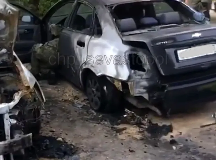 В Севастополе ночью сгорели три автомобиля